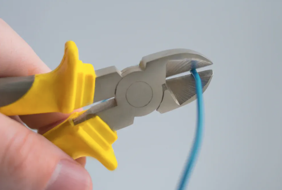 Comment couper des conduits électriques flexibles?