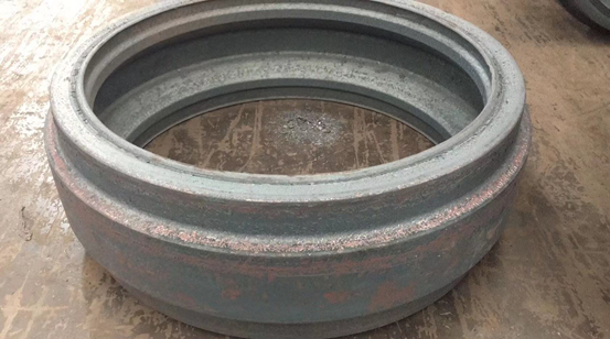 Inspection des pi&egrave;ces du train de roulement de la pelle et des roues folles sur chenilles